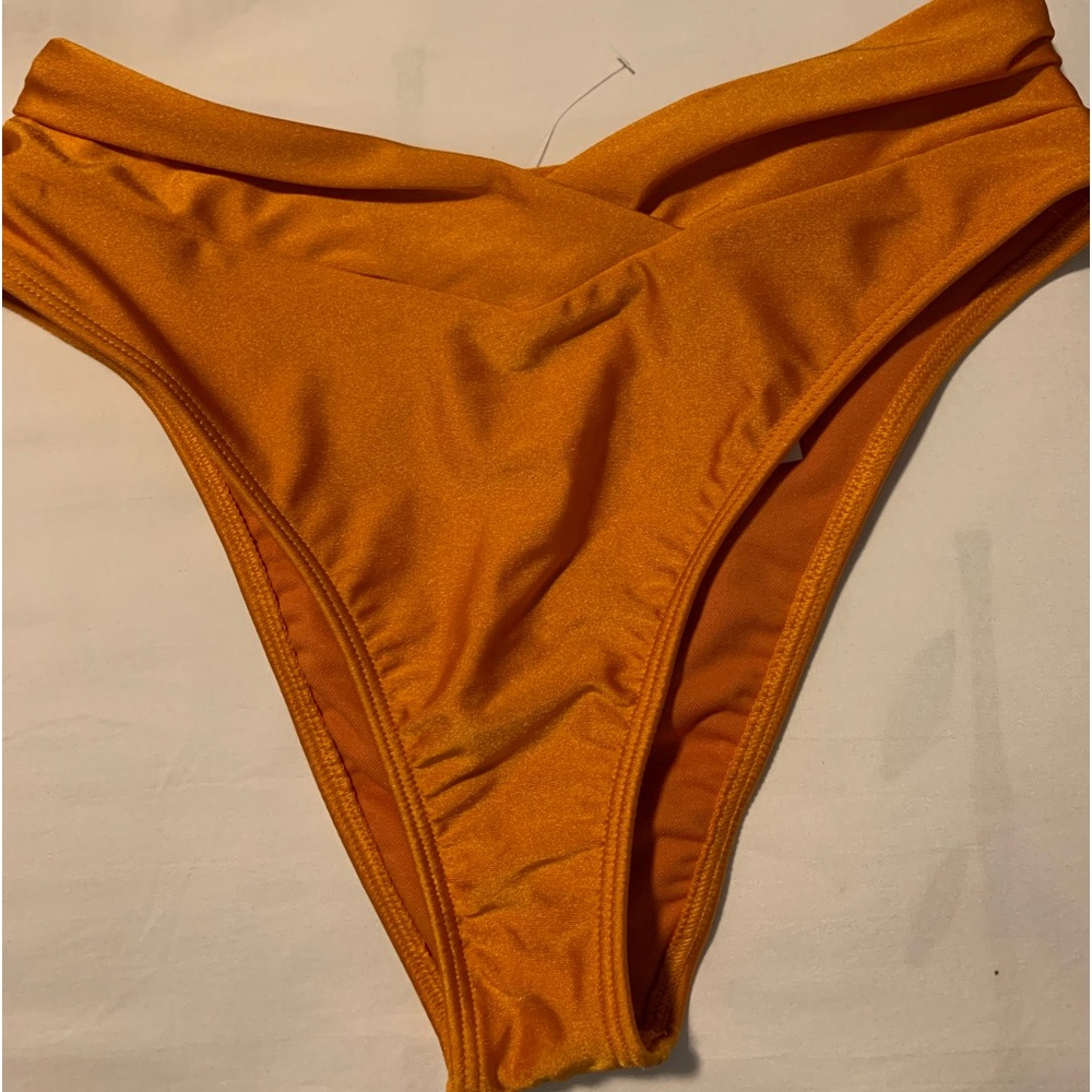 NWT A&F Mid-Rise V-Front Cheeky
Bottom in orange Sz S